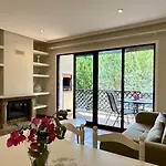 Sun - Shared Pool - 10 Guests - Apartment